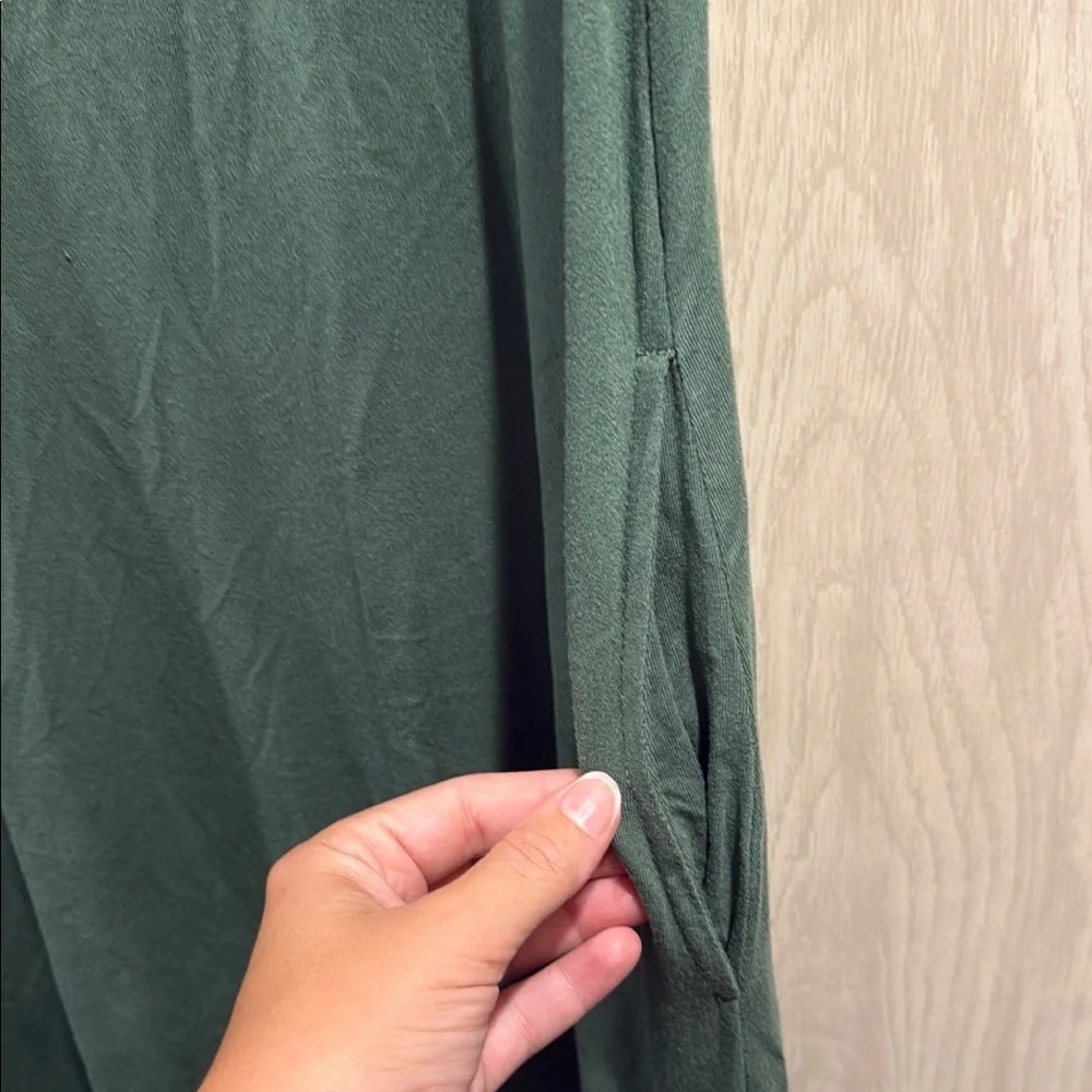 Sleeveless Soft & Stretchy Midi Dress with Pockets - Picture 3 of 5